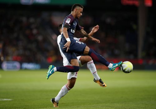 法甲-内马尔两球三助攻 10人巴黎6-2豪取三连