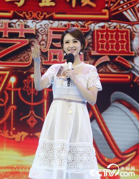 央视主播张蕾主持《综艺盛典》高清图集