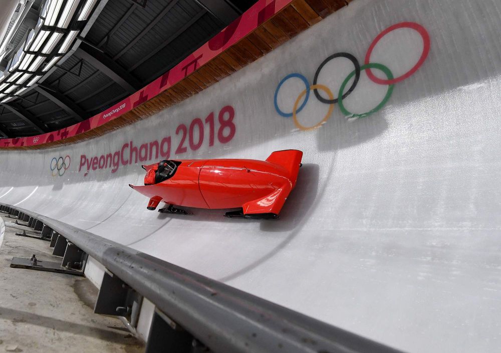 [高清组图]雪车赛道现中国红 双人雪车备战冬奥