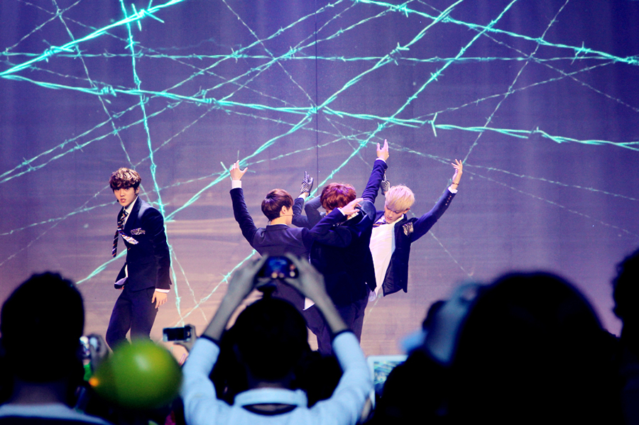 <em>歌曲</em>《<em>狼与美女</em>》 EXO-M_网络春晚_央视网(c