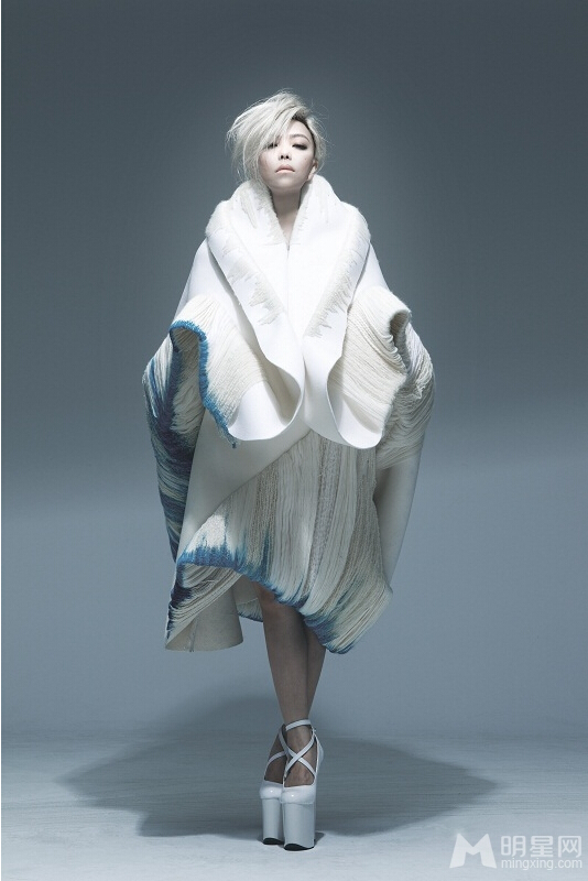 <em>张惠妹写真</em>变白发魔女 传达爱情偏执面_CNTV