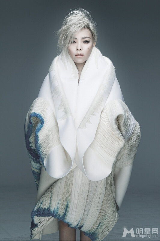 <em>张惠妹写真</em>变白发魔女 传达爱情偏执面_CNTV