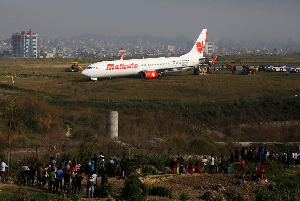 一架客机在尼泊尔加德满都国际机场冲出跑道