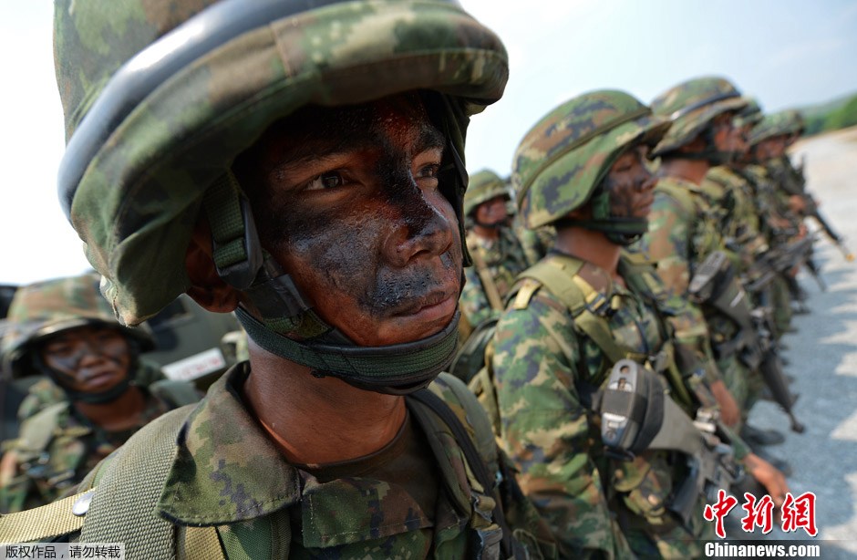 美国女兵参与铁笼角斗大赛 将男兵打翻胯下_图