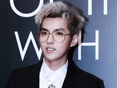 吴亦凡获年度最具实力偶像 渐变灰发色配修身