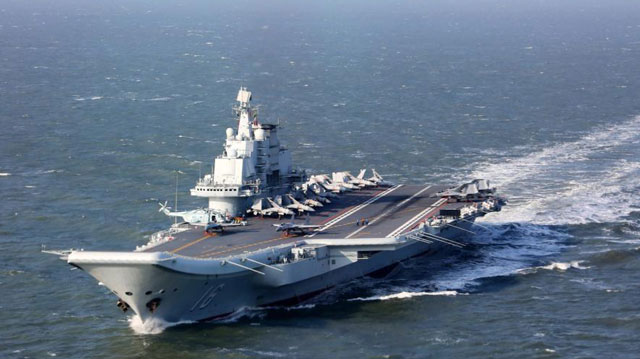 中国海军辽宁舰编队通过台湾海峡