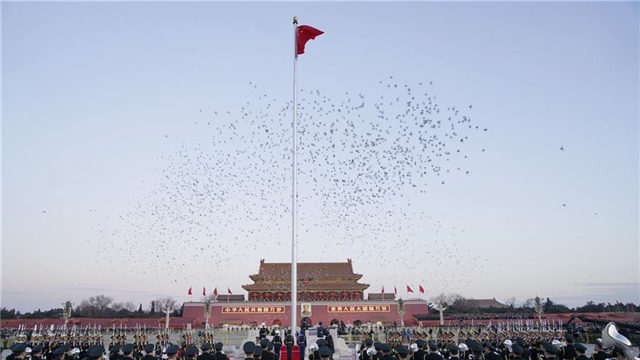 解放军仪仗队和军乐团开始执行天安门广场升国