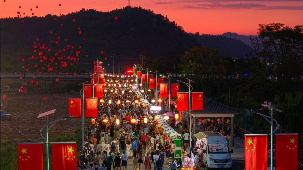 Travel enthusiasm endures across China as holiday nears end