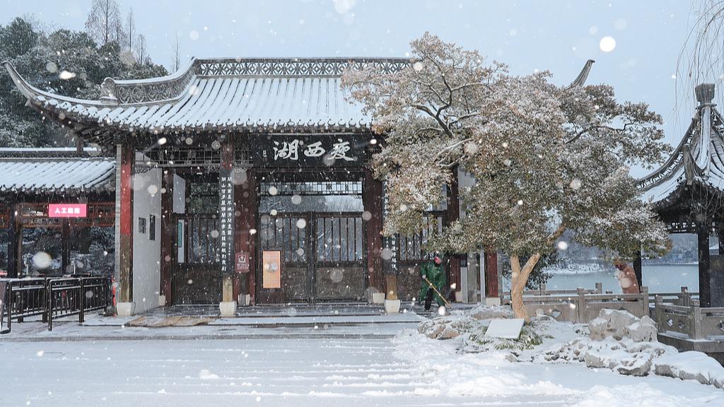Snow transforms Slender West Lake into Chinese ink-wash painting