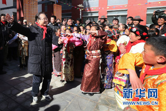 温家宝元旦前夕到玉树慰问各族干部群众：灾后重建不留遗憾