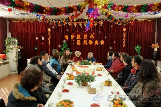 耄耋老人十年织800余件<em>毛衣</em>捐赠结下<em>姐妹</em>缘_