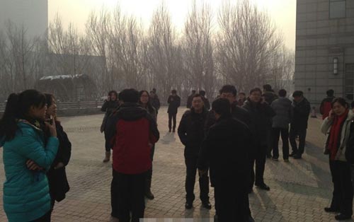 民众快速跑出躲避