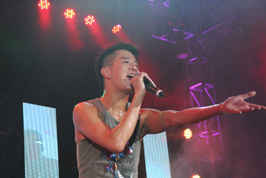 蓝奕邦广州\月满琶醍\献唱骚味十足