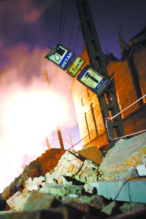 一座工厂受陨石坠落影响严重受损