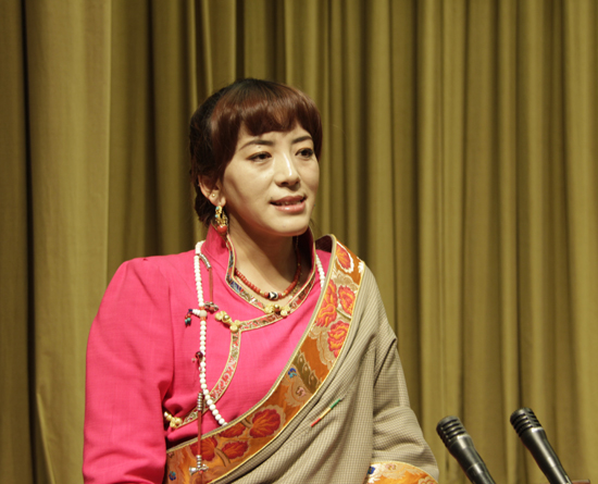 玉树县八一医院医生白杨作报告。