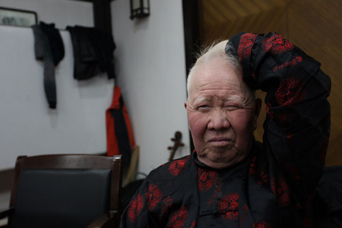 华阴老腔国家级传承人之一王振中在后台。记者王甲铸 摄