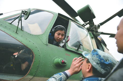 空军首位女直升机飞行员一天内在灾区三进三出