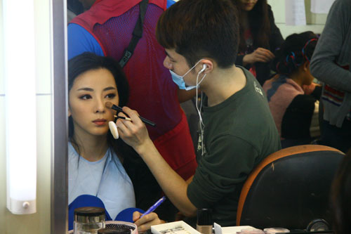 主持人李思思边化妆边在反复阅读台词_青歌赛