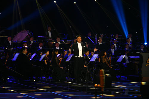 越金牌主考环节演唱著名曲目《今夜无人入睡》