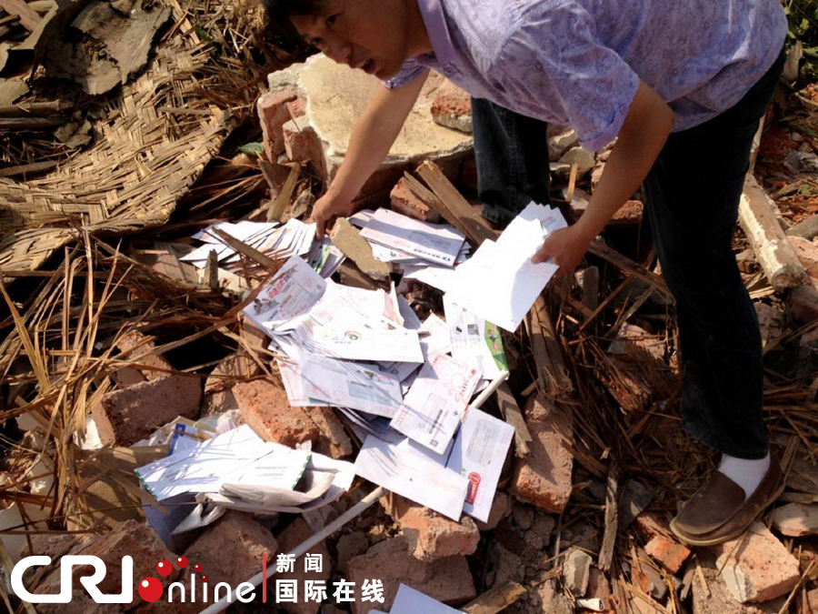 　　2013年5月22日，江宁区方山邮局的职工正常来上班，却发现邮局一夜被拆，大批信件及电脑等办公用品被掩埋在废墟下。图片来源：东方IC