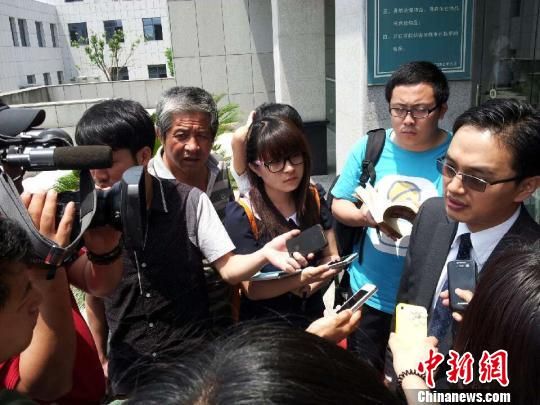 图为告人项生源的辩护律师童斌在庭后接受记者采访。 陈洋根 摄