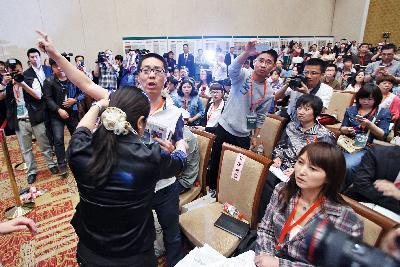 钟睒睒在北京出席回应质疑的新闻发布会。
