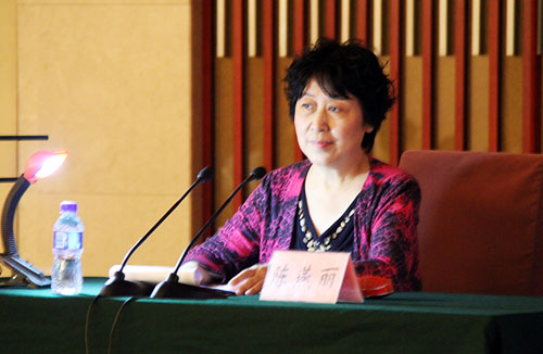 陈燕丽博士在天津市青少年版权进课堂活动中做公益演讲。