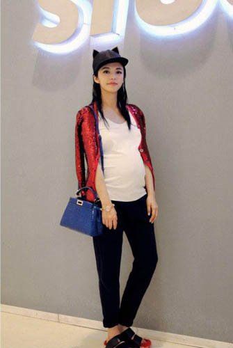 姚晨怀孕仍不忘捞金 挺大肚提名牌包