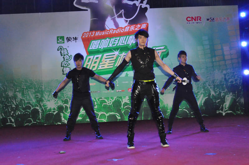 辛博、乔任梁、徐佳莹登上校园行舞台 沈阳建