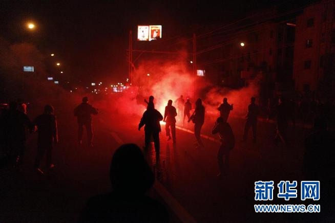 12月5日,在埃及首都开罗的总统府外,总统穆尔西的支持者与反对者发生冲突。新华社发