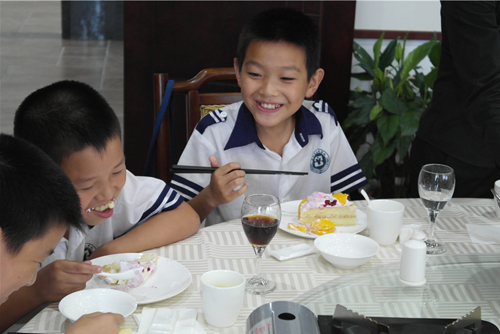 的景 滚烫的心 薄刀峰关爱留守儿童活动报道_