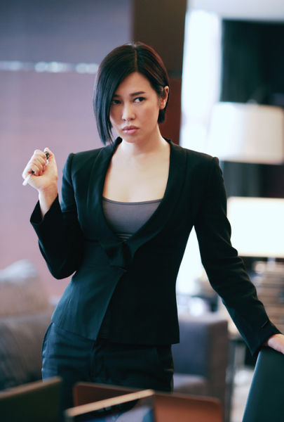 余男《全民目击》演拜金<em>女律师</em> 亦正亦邪_综艺