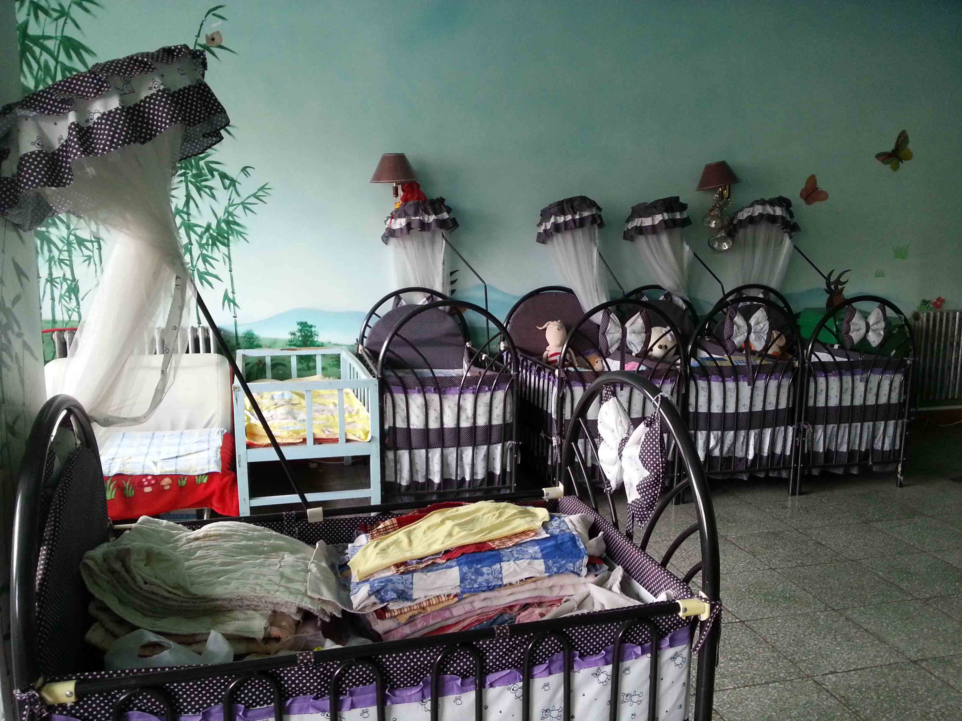 宁夏银川市兴庆区福利院的育婴室