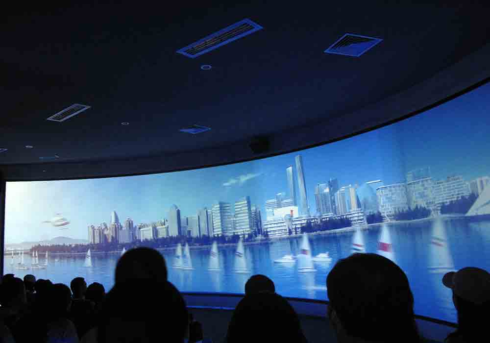 来自全国各地的新媒体记者们在阅海湾展示馆观看3D宣传影片