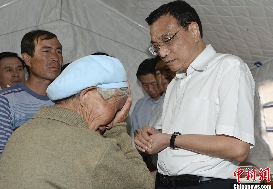 组图:李克强来到震中梅川镇永光村_新闻频道_
