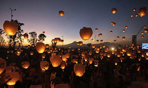 2012年12月16日，墨西哥普埃布拉，数千人将&ldquo;孔明灯&rdquo;放入夜空，庆祝&ldquo;放飞梦想&rdquo;活动。（中新网）