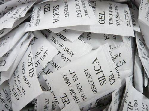 美国网站提醒:吃完零食 干燥剂还有用处_粤语