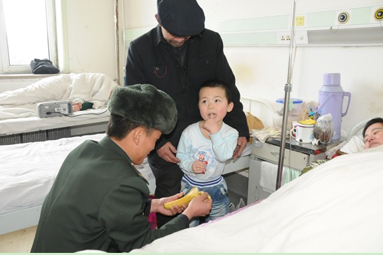 资助小文俊(摄影:杨再新 何光伦)