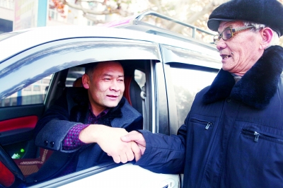 新疆阿克苏:雷锋车温暖各族群众_党建_共产