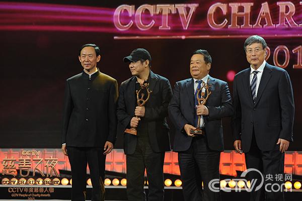 获奖者壹基金一家人代表李连杰、曹德旺