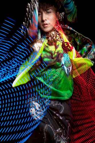 曹轩宾《耀出色》挑战唱跳 色彩爆炸诠释犀利