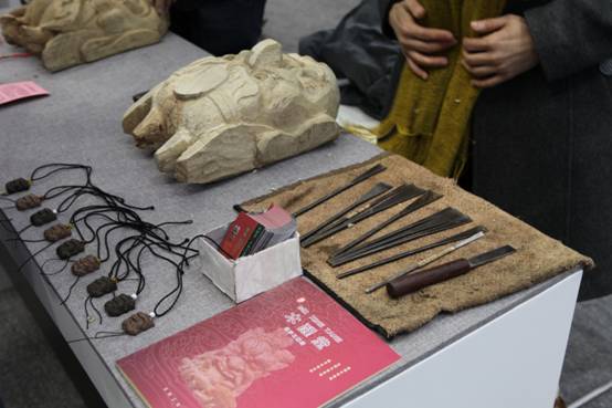 三里屯橙色大厅内正在展示的民俗艺术