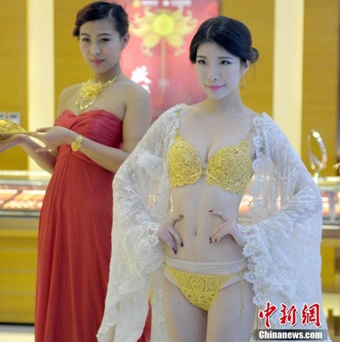 模特身着价值百万黄金内衣走秀引围观(组图)_