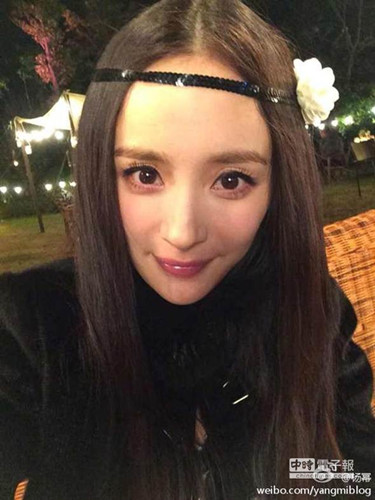 杨幂晒自拍照分享孕中心情戴花朵发饰气色好（图）