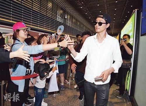 韩星赵寅成现身机场与粉丝击掌 与媒体险酿冲