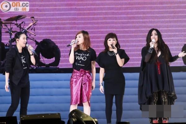 小S<em>演唱会</em>头埋<em>张惠妹</em>胸间 <em>蔡依林</em>搏版面_综艺