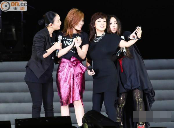 小S<em>演唱会</em>头埋<em>张惠妹</em>胸间 蔡依林搏版面_综艺