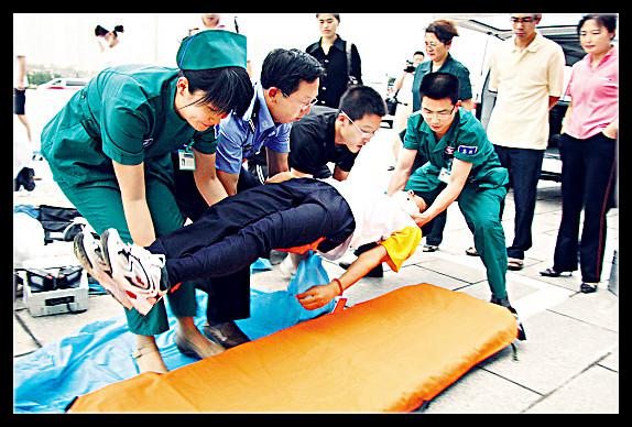 120救护只管救人不管抬人,是真的吗?_是真是假_央视网(cctv.com)