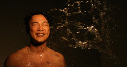 陈奕迅全新国语专辑封套曝光 任水柱泼正脸_综