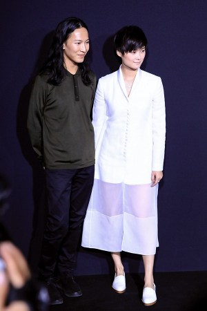 李宇春半透装亮相预热戛纳成设计师"歌手"宠儿屠红钢唱过那些歌曲电影图片